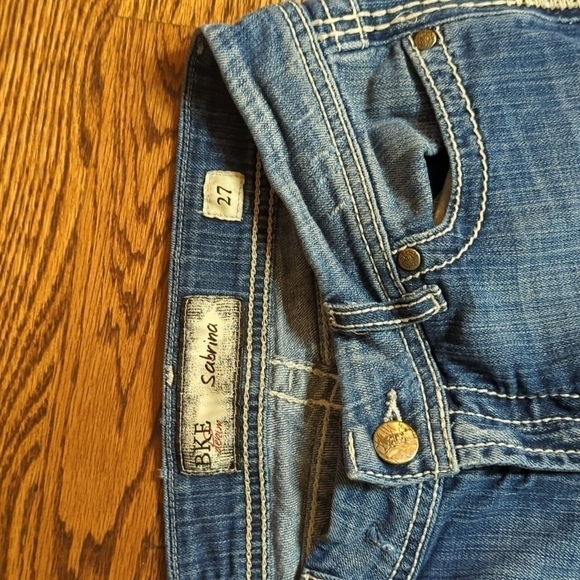 BKE Buckle Sabrina Cropped denim distressed Jeans Sz 27   Embroidery on pockets - Picture 4 of 8